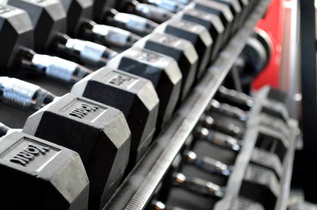 Haltères de musculation posées sur un rack à haltères